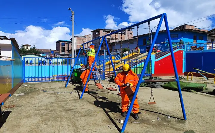 Mantenimiento del parque de niños en la calle Cultura